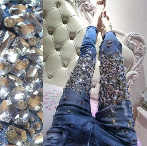 Paljude valgete kristallidega kaunistatud teksased