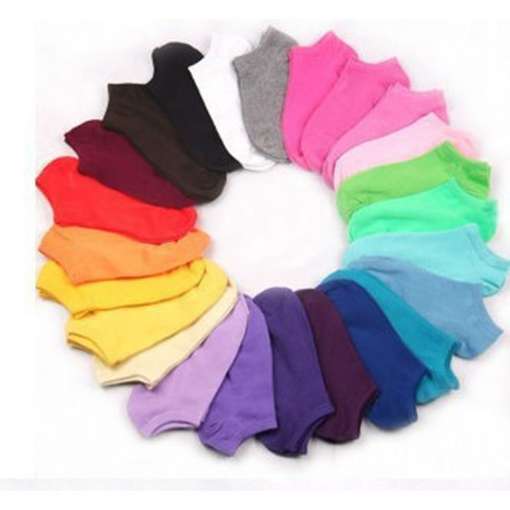 Kuus paari värvilisi sokke
