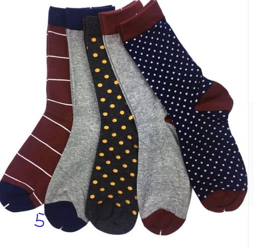 Viis paari erivärvilisi sokke meestele
