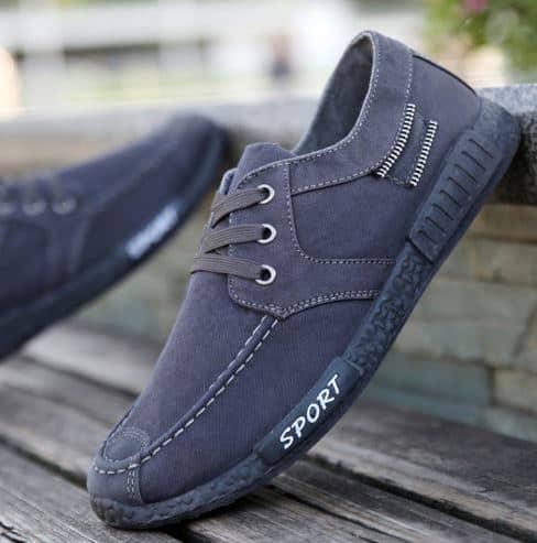 Mustad, sinised või hallis sportlikud kingad