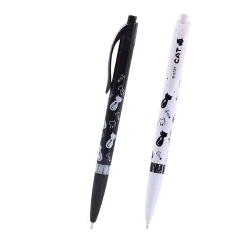 Must või valge kassidega pastakas