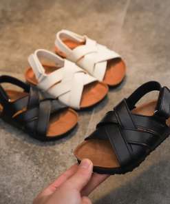 Lihtsad mustad või valged laste sandaalid