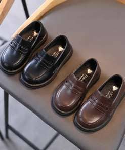 Klassikalised mustad või pruunid poiste kingad